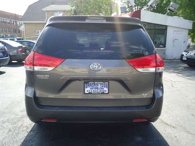 2011 Toyota Sienna LE 8-Passenger 4dr Mini-Van V6